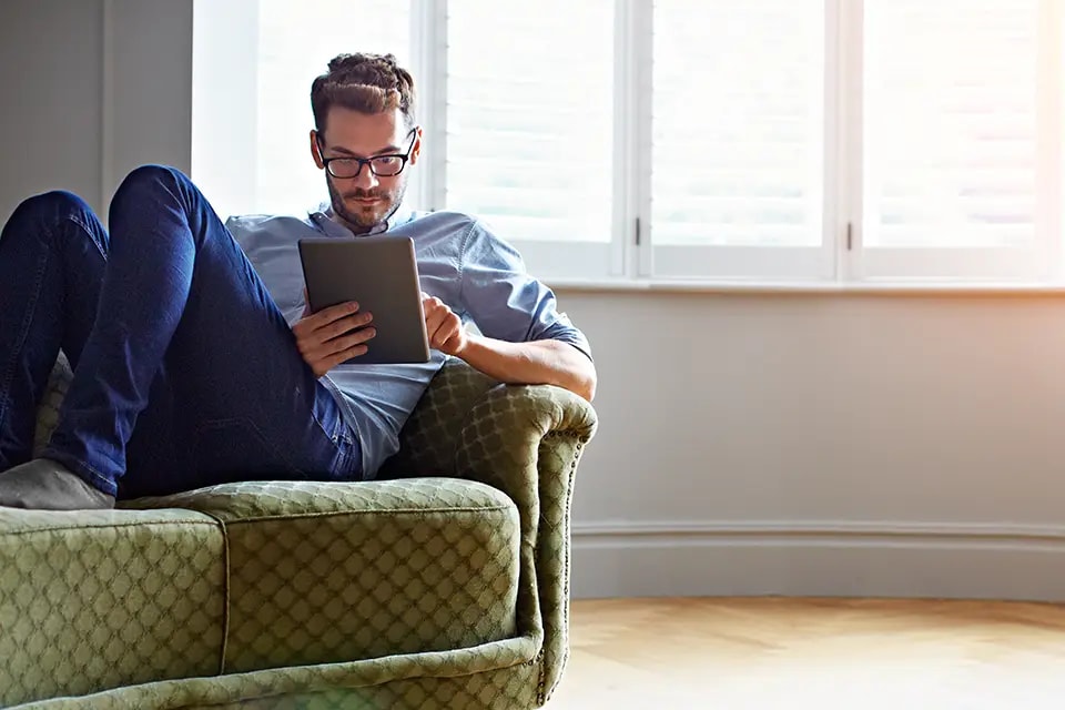 Man realaxing with tablet